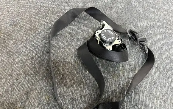Mercedes-Benz C W205 Front seatbelt A2058600185 061512