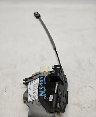 Volkswagen Tiguan Front door lock 3C1837015A