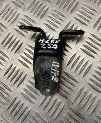 Honda CR-V Front door upper hinge