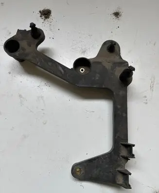 Volkswagen PASSAT B8 Air filter cleaner box bracket assembly 3Q0129671A