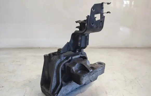 Volkswagen PASSAT B7 Engine mount bracket 1K0199262