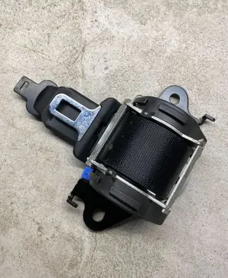 Middle seatbelt (rear)