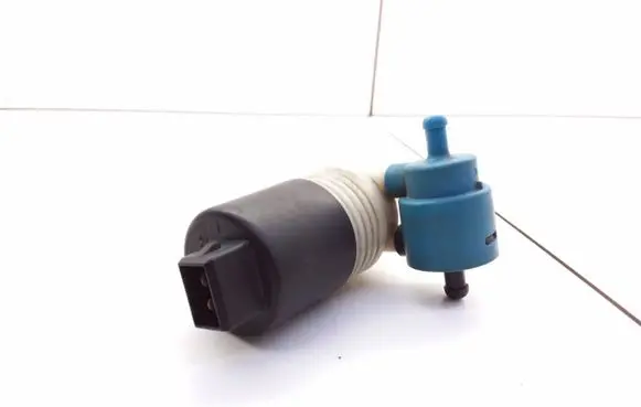 Volkswagen PASSAT B3 Windscreen/windshield washer pump 1H6955651