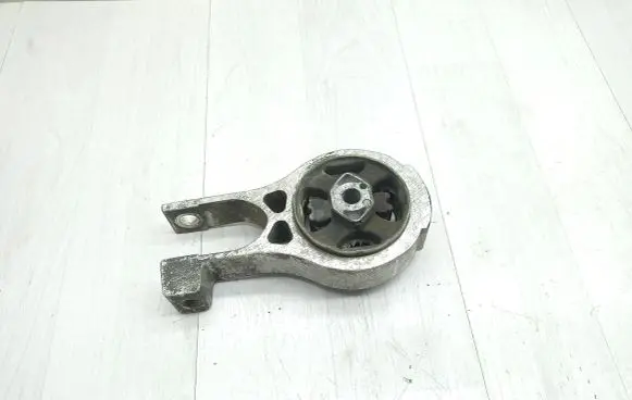 Peugeot 508 Engine mount bracket