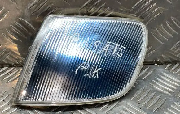 Volkswagen PASSAT B4 Front reflector 084411511L