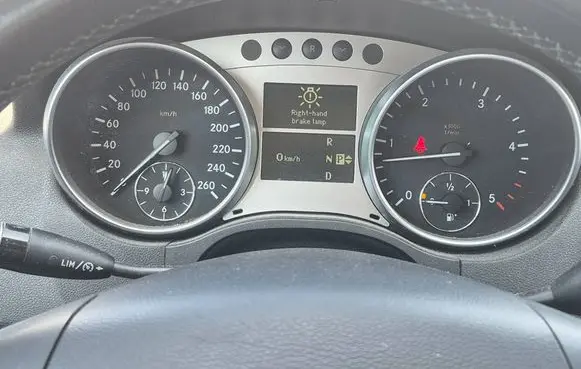 Speedometer (instrument cluster)