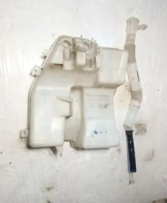 Mitsubishi L200 Windshield washer fluid reservoir/tank