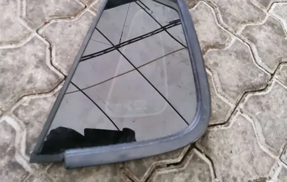 Peugeot 2008 I Rear side window 43R00048 E00025520C DOT24M189AS2