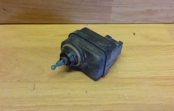 Renault Scenic I Headlight level adjustment motor 7700840141