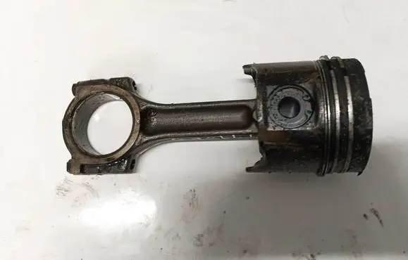Suzuki Grand Vitara II Piston with connecting rod 