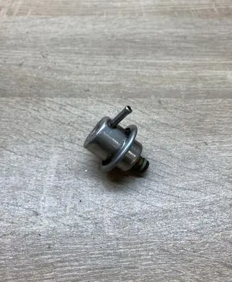 Volkswagen Golf IV Fuel pressure regulator 037133035C