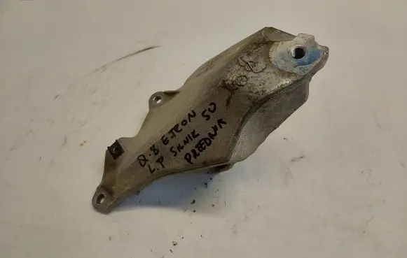 Engine mount bracket