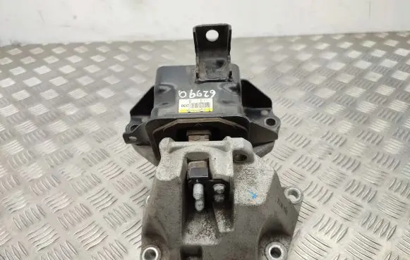KIA Sportage Engine mount bracket