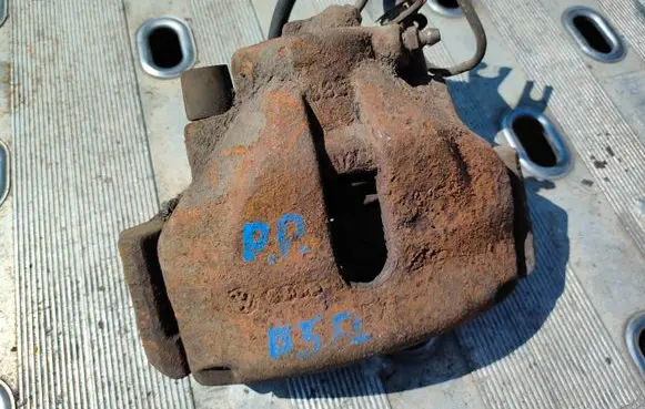 Volkswagen PASSAT B5.5 Front brake caliper