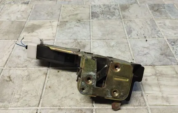 Mitsubishi Space Star Front door lock