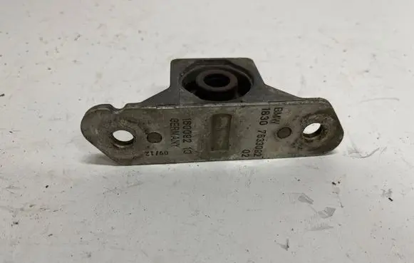 BMW 3 F30 F35 F31 Muffler mount bracket/holder 7633092 16009210