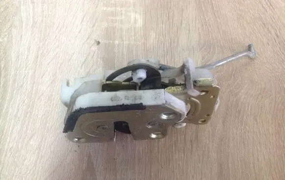Mitsubishi Pajero Sport I Rear door lock