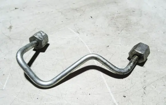 Volkswagen PASSAT B6 Fuel injector supply line/pipe 