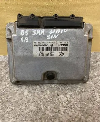 Volkswagen PASSAT B5 Engine control unit/module 038906018P 28SA3664 0281001720