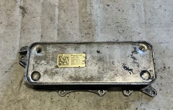 Mercedes-Benz E W211 Oil filter mounting bracket 6421800165