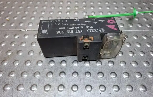 Volkswagen PASSAT B4 Coolant fan relay S27705013 357919506A