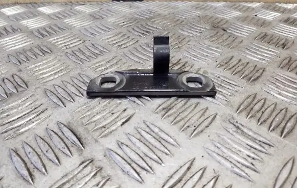Volvo XC70 Front door lower hinge 