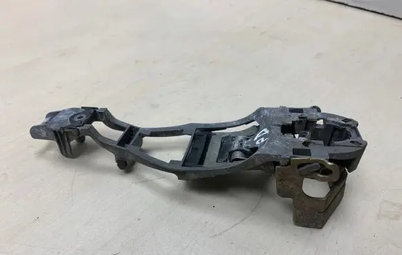 Volkswagen PASSAT B5.5 Front door exterior handle/bracket 3b08378857886