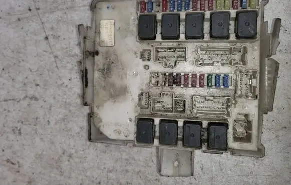 Nissan Navara D40 Fuse module 284B6EB300