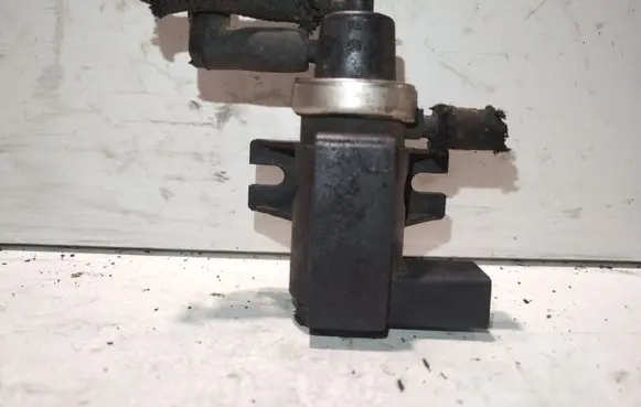 Volkswagen PASSAT B5.5 Vacuum valve 