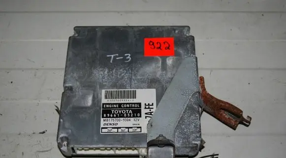 Toyota Avensis T220 Engine control unit/module 8966105210