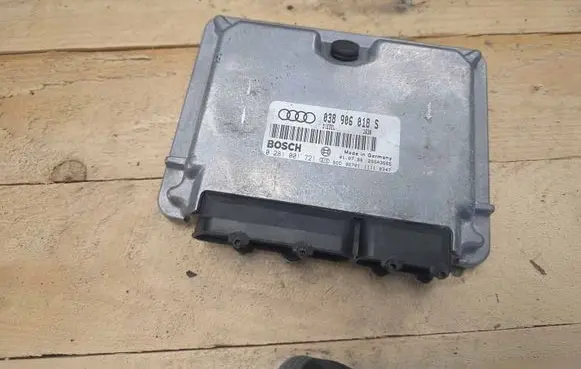 Volkswagen PASSAT B5 Engine control unit/module 038906018S