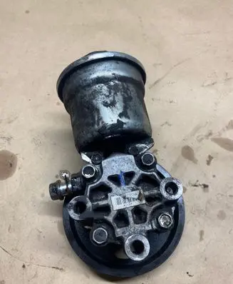 Toyota Avensis T250 Power steering pump K10816