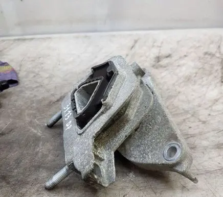 Peugeot 2008 II Engine mount bracket 9826533880