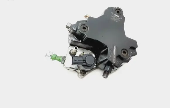 Volvo XC70 Fuel injection high pressure pump 8692521