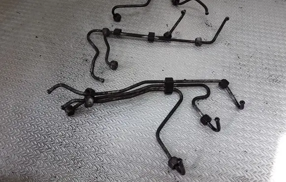 Fuel injector supply line/pipe