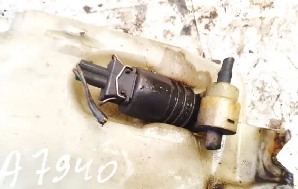 Volkswagen Golf III Windscreen/windshield washer pump
