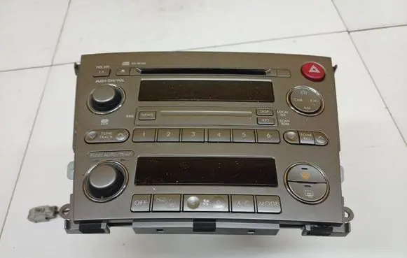 Subaru Legacy Radio/CD/DVD/GPS head unit R8200452