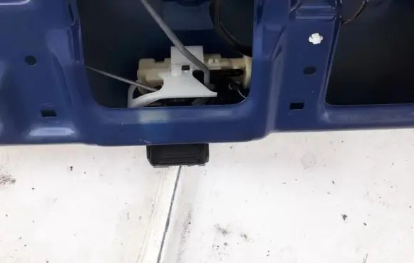 Mazda 323 F Tailgate/trunk/boot lock/catch/latch