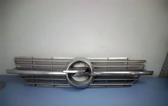 Opel Frontera B Front bumper upper radiator grill 91161391 464192822