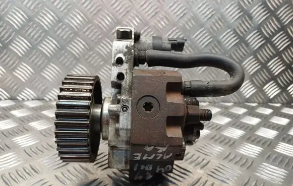 Nissan Almera N16 Fuel injection high pressure pump 8200108225 0445010075 0928400502