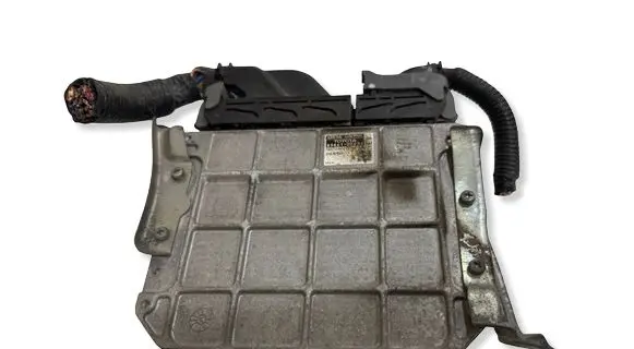 Toyota Avensis T270 Engine control unit/module 8966105E01 MB275400