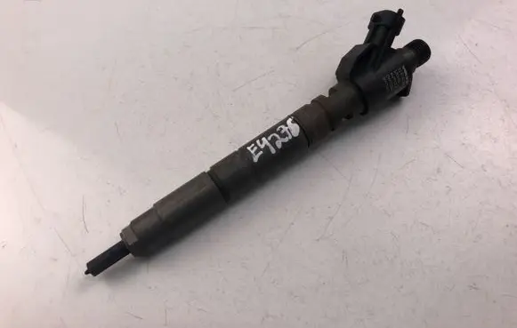 Volvo V70 Fuel injector 31303238