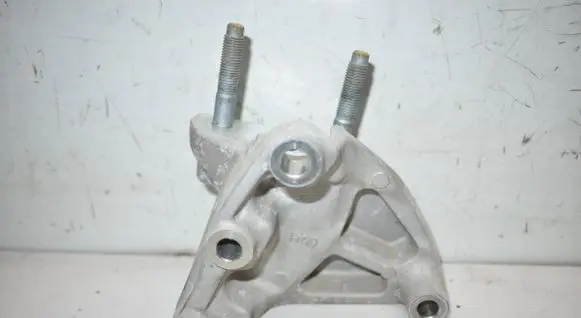 Engine mounting bracket