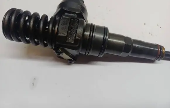 Volkswagen PASSAT B6 Fuel injector 038130073BQ