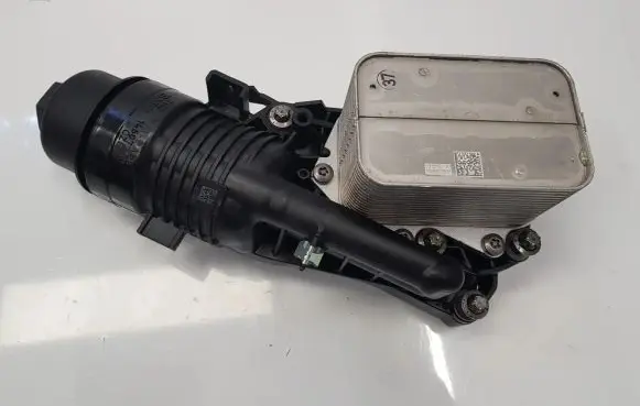 BMW 2 F45 Oil filter cover 