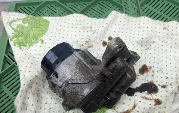 Toyota Prius (XW30) Oil filter cover 