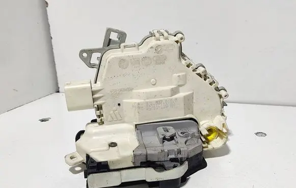 Audi Q7 4L Front door lock 8J1837015D