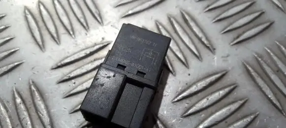 Volvo S40, V40 Other relay mb953382