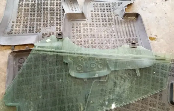 KIA Sportage Front door window glass four-door 824113U000A