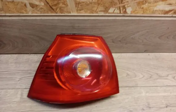 Volkswagen Golf V Rear/tail lights E32200 04D0T